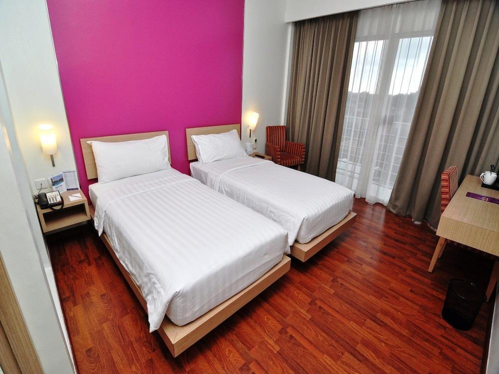 Quest Hotel Simpang Lima - Semarang By Aston Zewnętrze zdjęcie