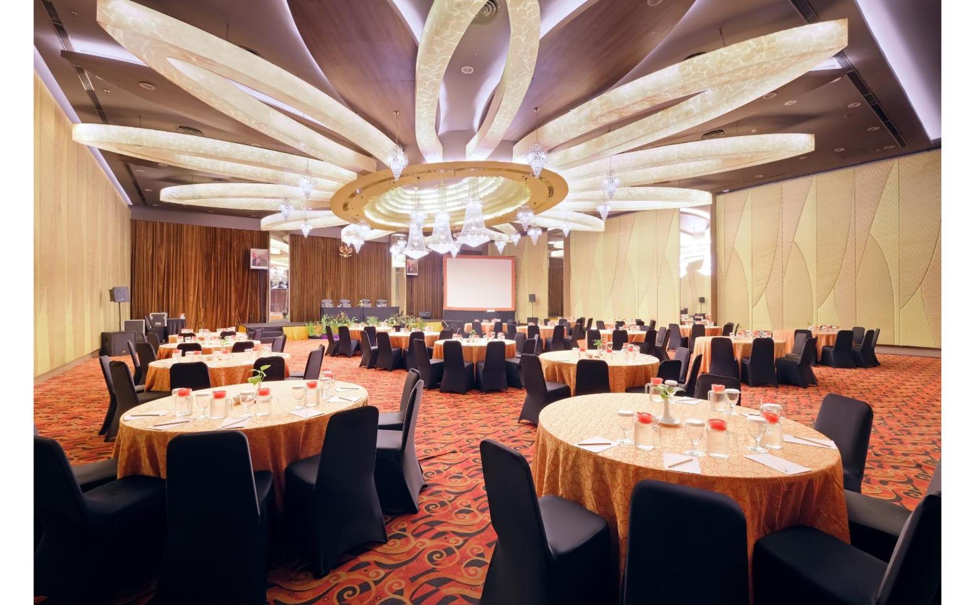 Quest Hotel Simpang Lima - Semarang By Aston Zewnętrze zdjęcie