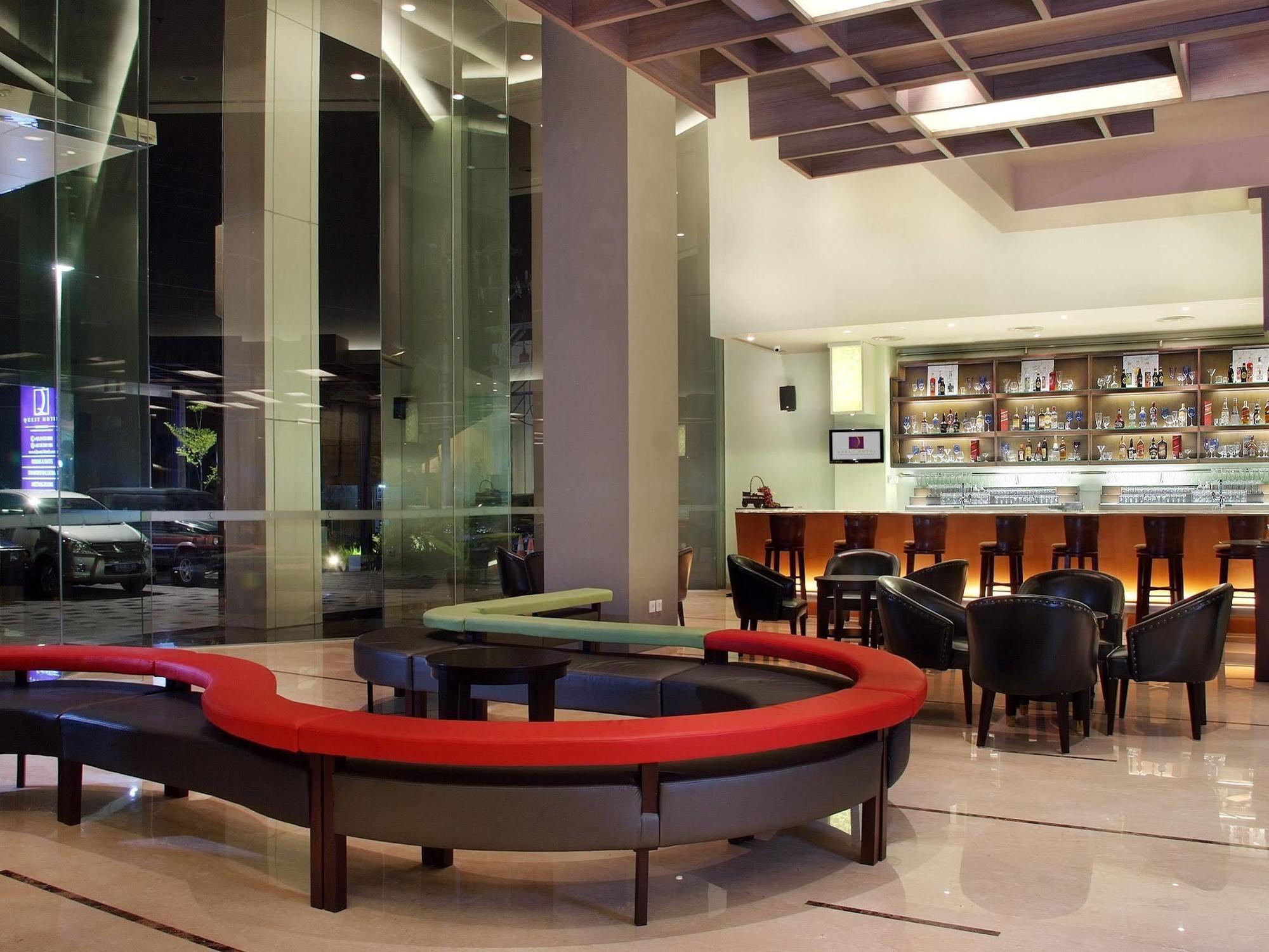 Quest Hotel Simpang Lima - Semarang By Aston Zewnętrze zdjęcie